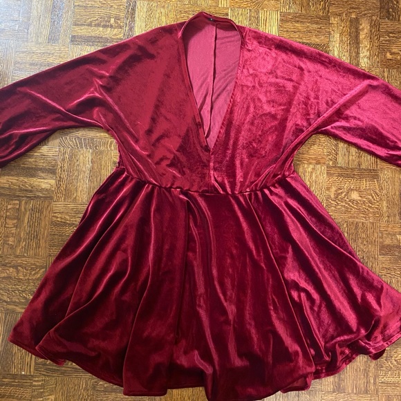 It’s dark red dress - Picture 2 of 2